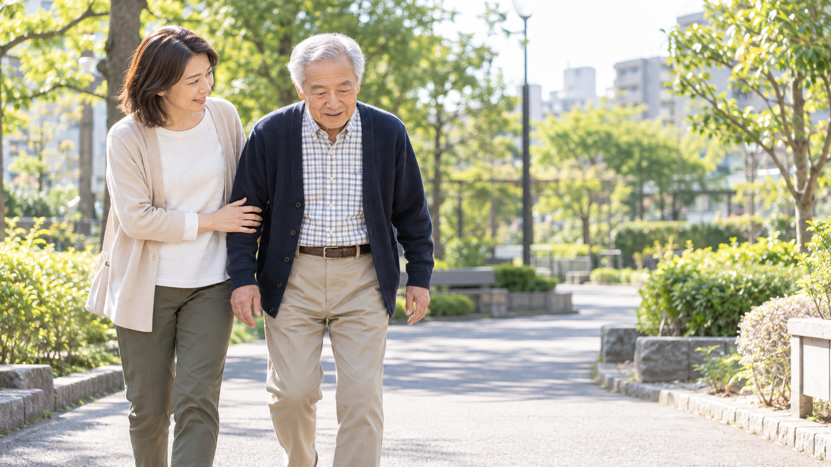 公園を歩く高齢男性を見守る家族