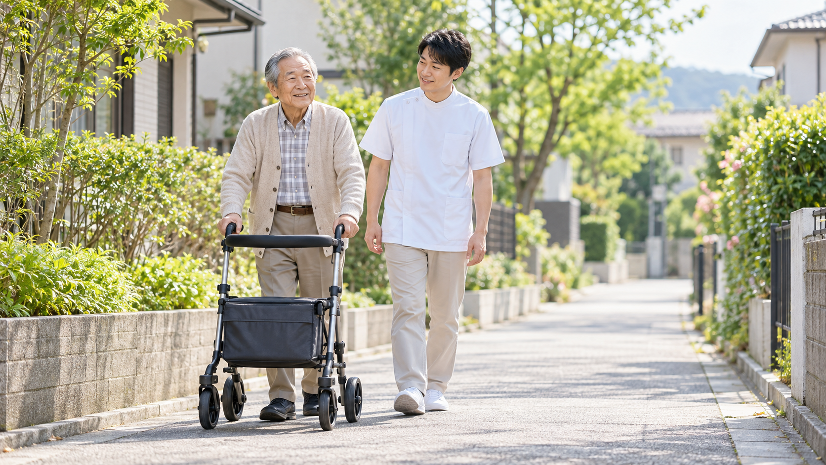 歩行車を使って屋外を歩く高齢男性と理学療法士
